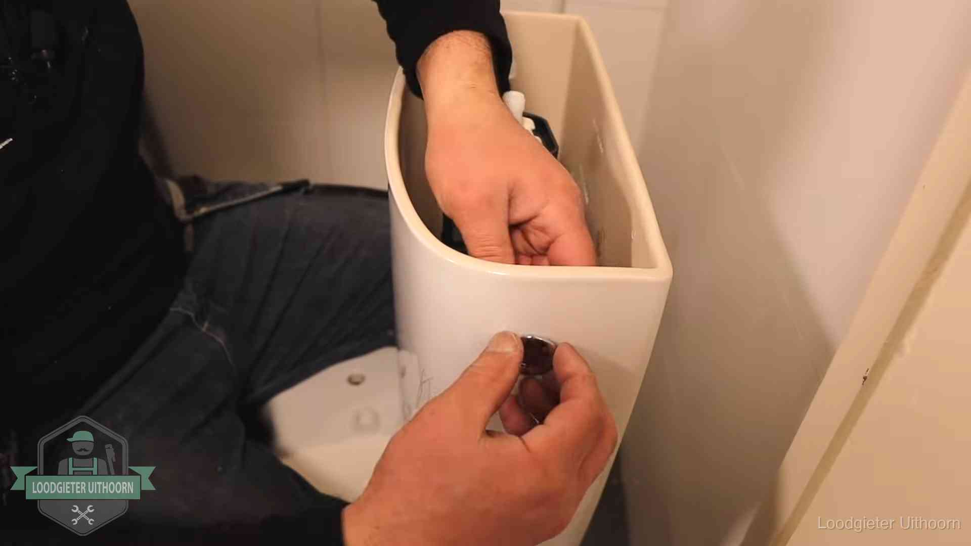 Je wc verstoppingsvrij houden in Uithoorn Drukknop van een duoblok-stortbak wordt gemonteerd bij een toilet in Uithoorn
