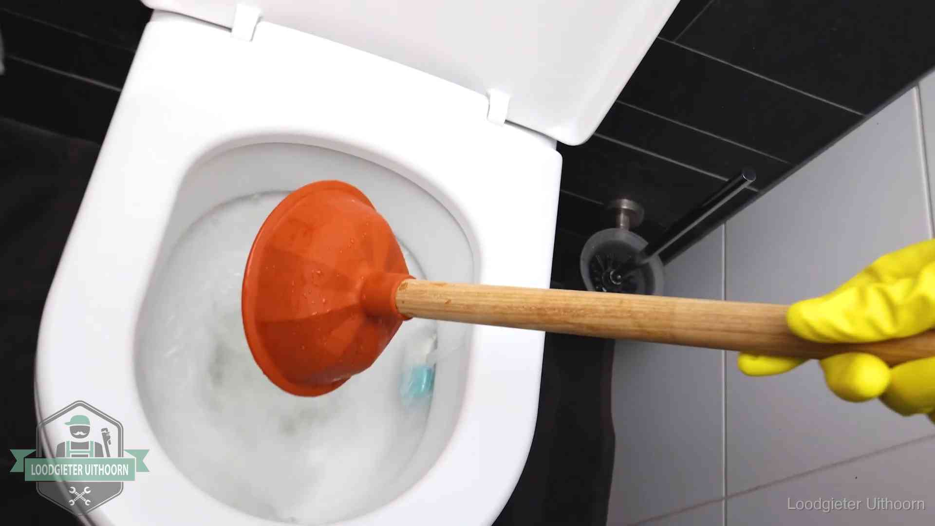 Wc ontstoppen met de plopper in Uithoorn Plopper wordt in de wc-pot gedrukt bij het ontstoppen van een toilet in Uithoorn