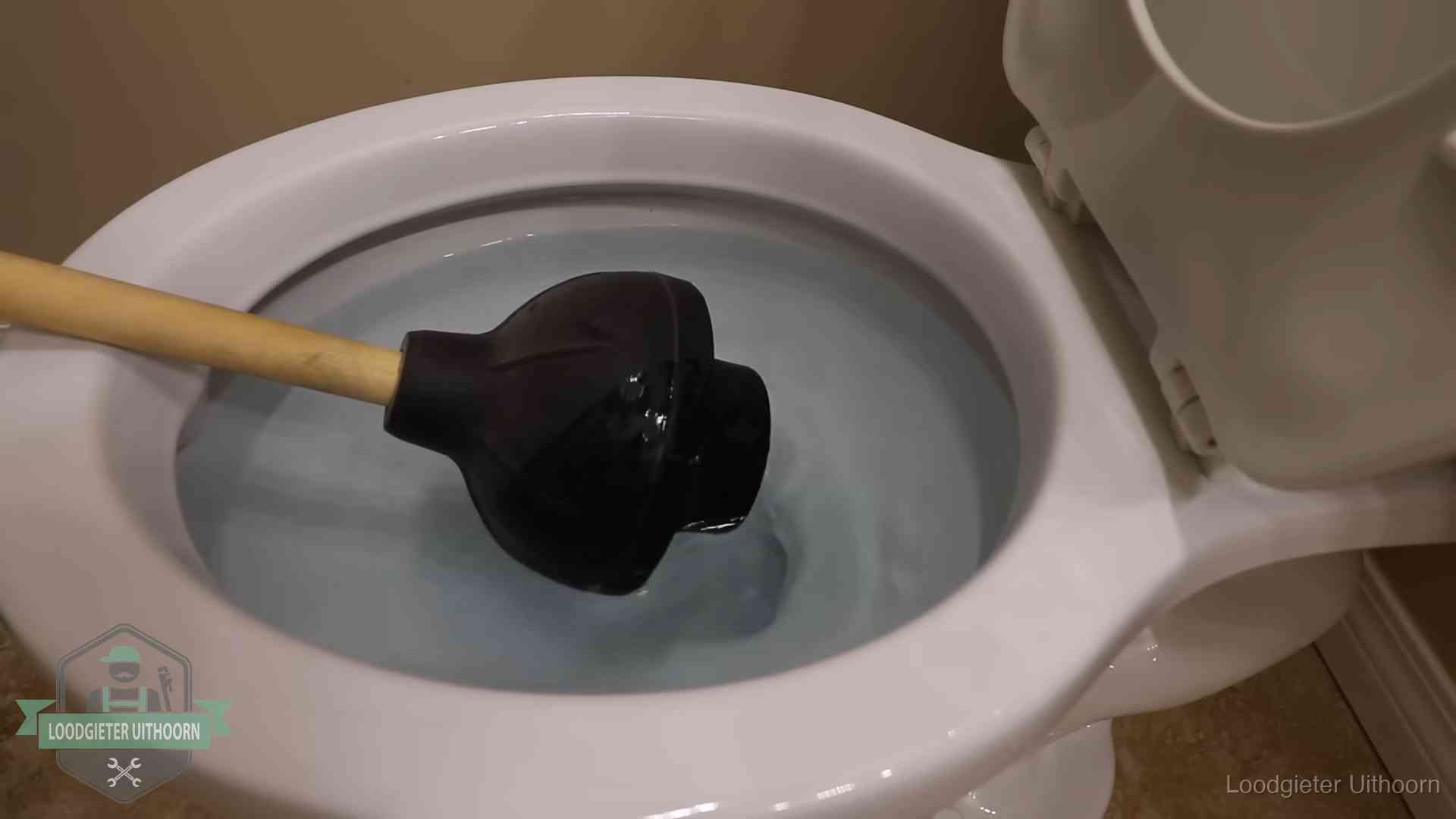 Wc vol water in Uithoorn Plopper in een wc-pot die vol water staat in Uithoorn