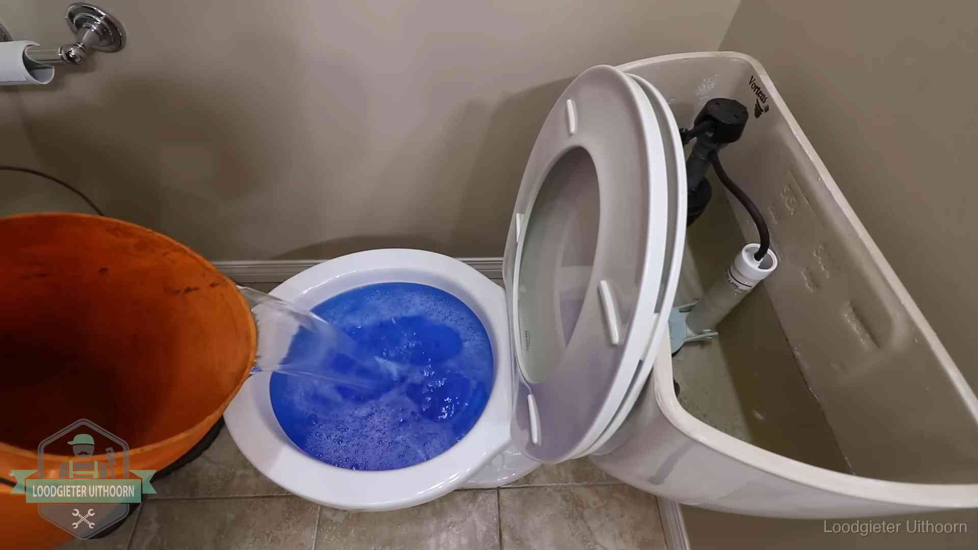Water komt omhoog in de wc in Uithoorn Water bij de wc-pot wordt met een emmer weggewerkt om schade te beperken in Uithoorn