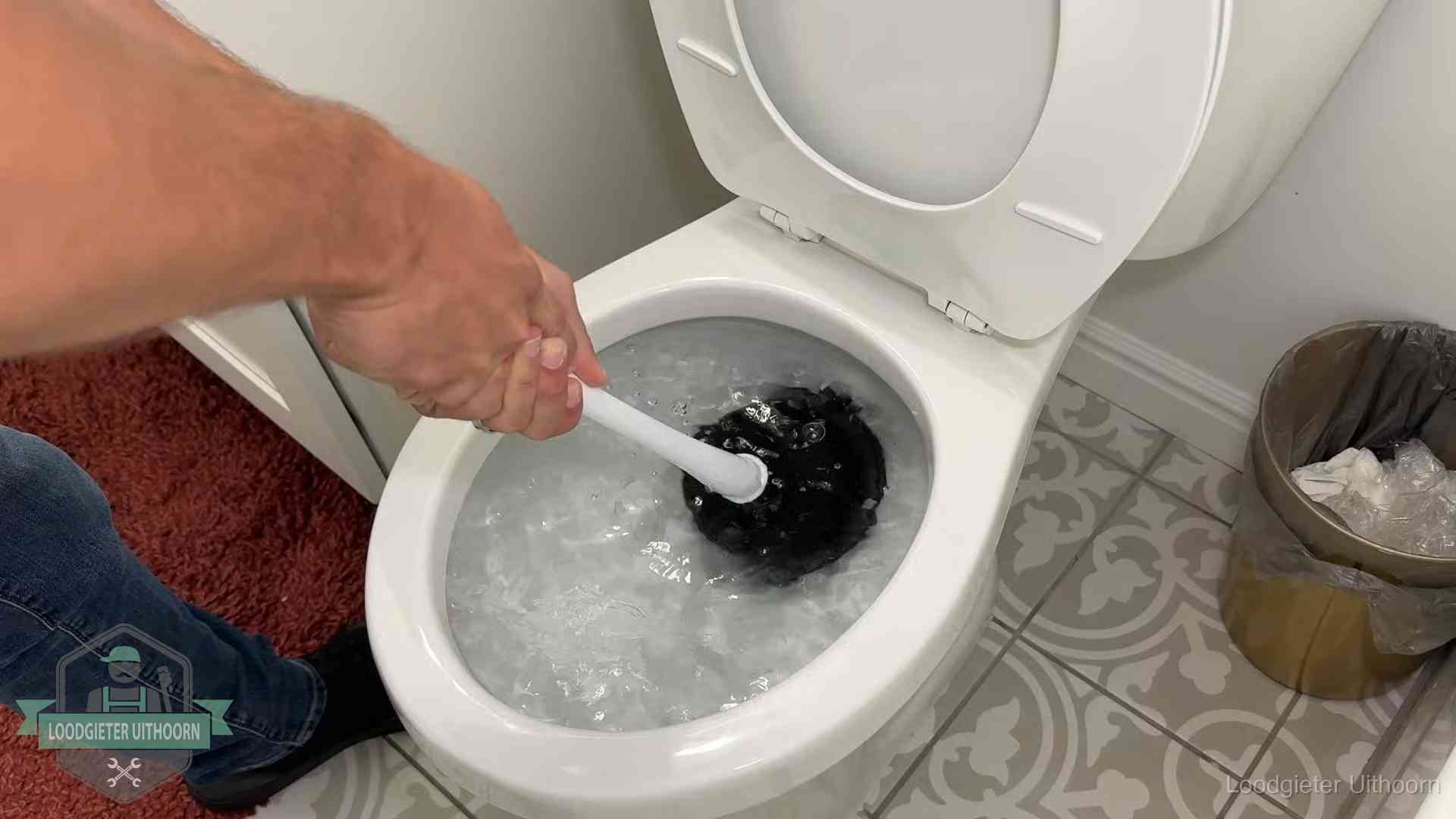 Zelf je wc ontstoppen in Uithoorn Zelf de wc ontstoppen met een plopper in Uithoorn, het water kolkt in de pot