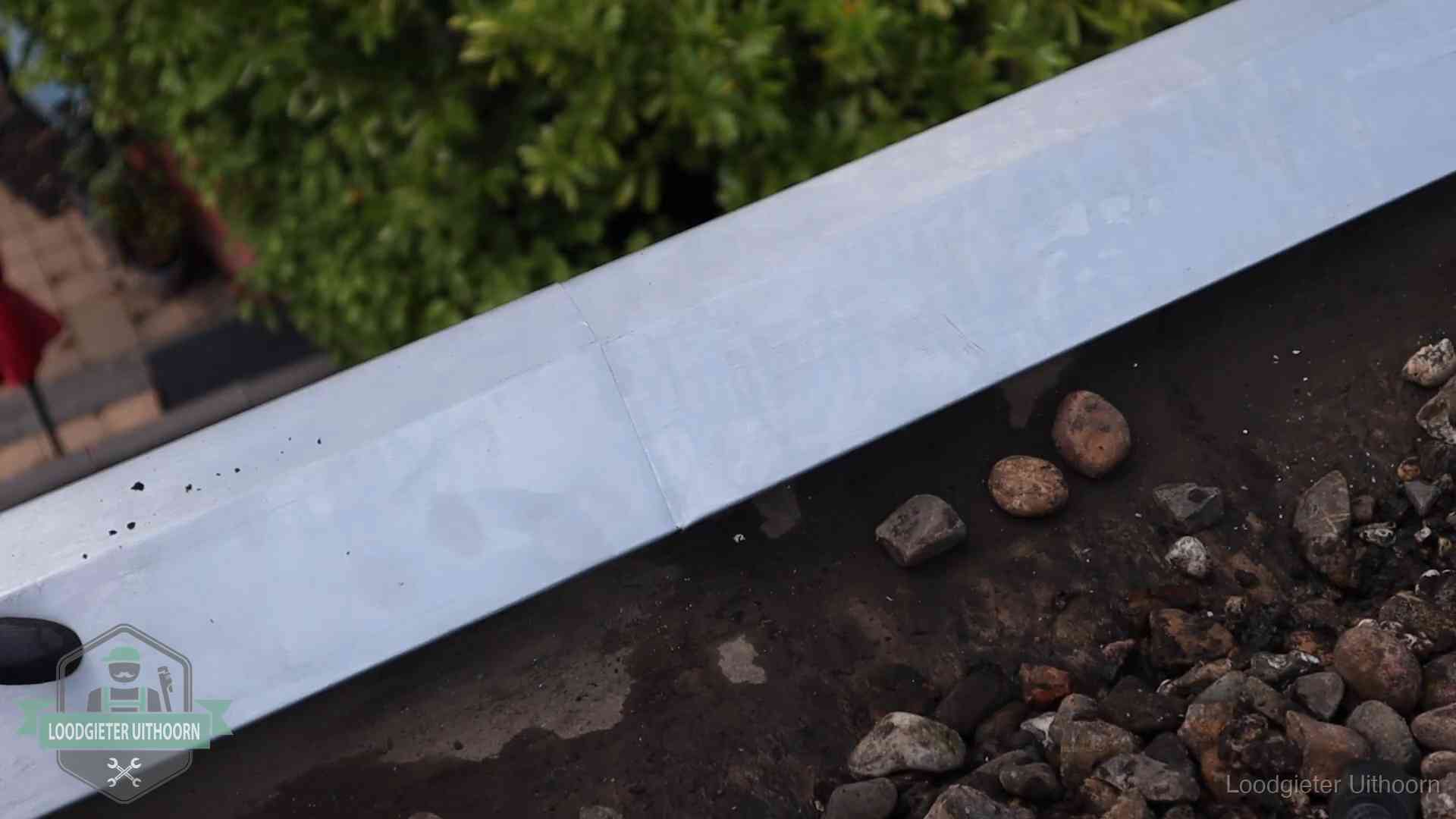 Garantie op dakwerk in Uithoorn Strak gesoldeerd naaddetail in een zinken daktrim op een dak in Uithoorn